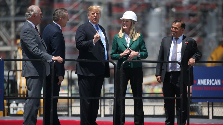 Donald Trump podczas wizyty w zakładzie skraplania gazu w USA