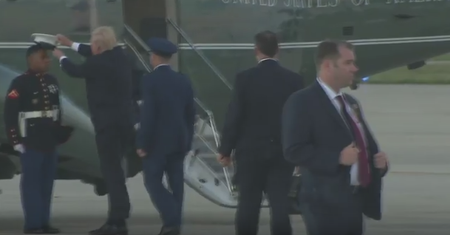 Żołnierzowi zwiało czapkę. Zobacz, co zrobił Trump