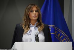 Melania Trump w bluzce z kokardą. Zabrała głos w sprawie cyber przemocy