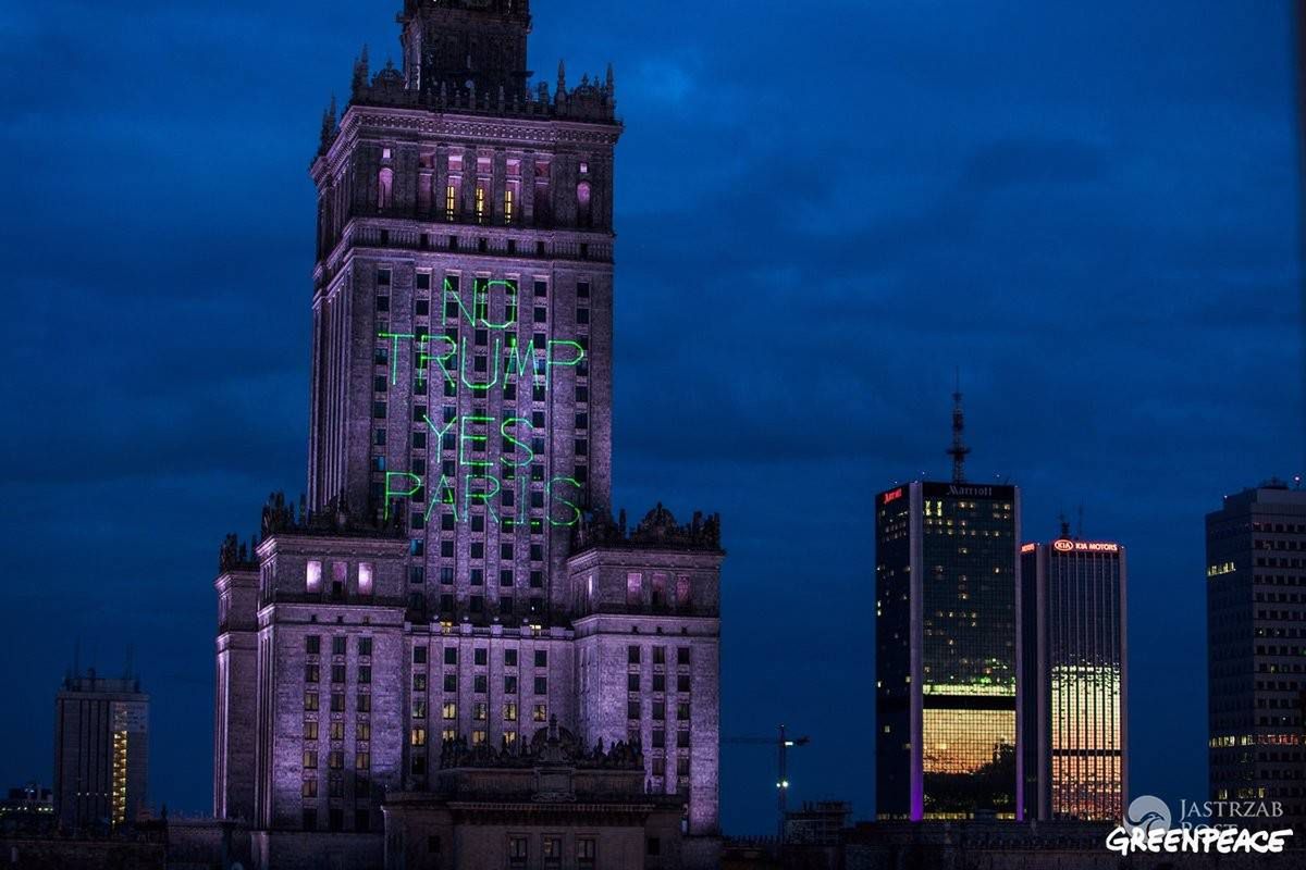 Donald Trump w Warszawie - napis na Pałacu Kultury i Nauki