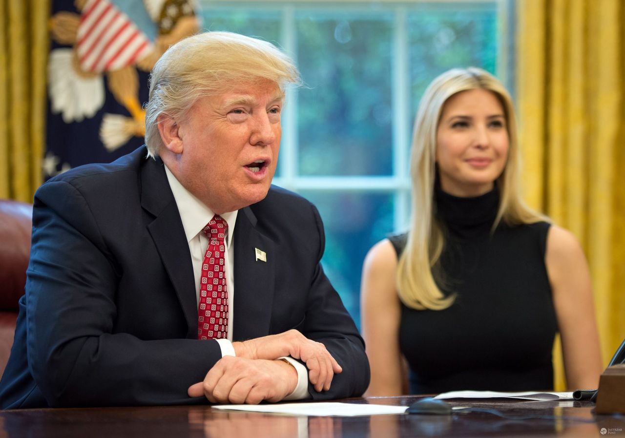 Le président Donald Trump et sa fille Ivanka parlent en vidéo conférence aux astronautes de la station spatiale internationale, Peggy Whitson et Jack Fischer, a la Maison Blanche a Washington, The District, Etats-Unis, le 24 avril 2017. President Donald Trump, joined by First Daughter Ivanka Trump talks with NASA astronauts Peggy Whitson and Jack Fischer onboard the International Space Station Monday, April 24, 2017 from the Oval Office of the White House in Washington.