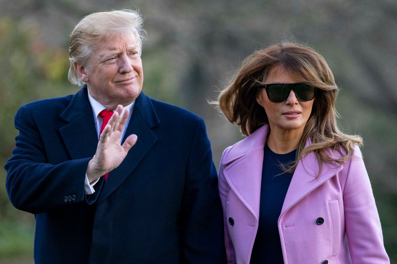 Melania Trump w stylowej marynarce wysiada z samolotu