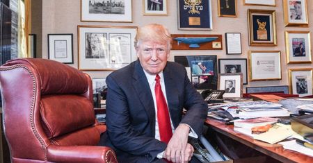 W jaskini Donalda Trumpa. Co znajdziemy w jego gabinecie?