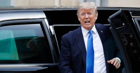 Mężczyzna rzucił się na maskę auta z kolumny Trumpa. Trafił do szpitala