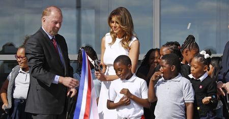 Melania Trump nie poradziła sobie z wielkimi nożyczkami. Wszystko nagrano