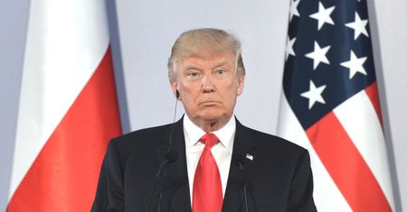 Wujek Trump odwiedzi Polskę. Chcąc nie chcąc pomoże rządowi