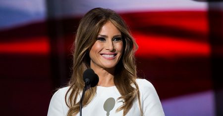 Wszyscy kopiują tę sukienkę Melanii Trump. Wiemy, skąd pochodzi oryginał!