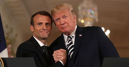 Piękna męska przyjaźń? Pokraczny język ciała Macrona i Trumpa
