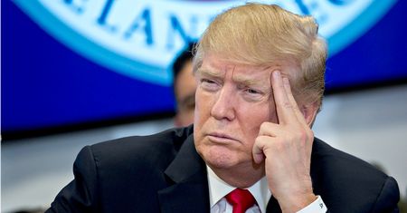 Donald Trump nie popisał się podczas spotkania z królową Elżbietą. O krok od kompromitacji
