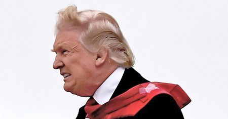 Farsa, fiasko i spiski. Tak sypie się prezydentura Trumpa