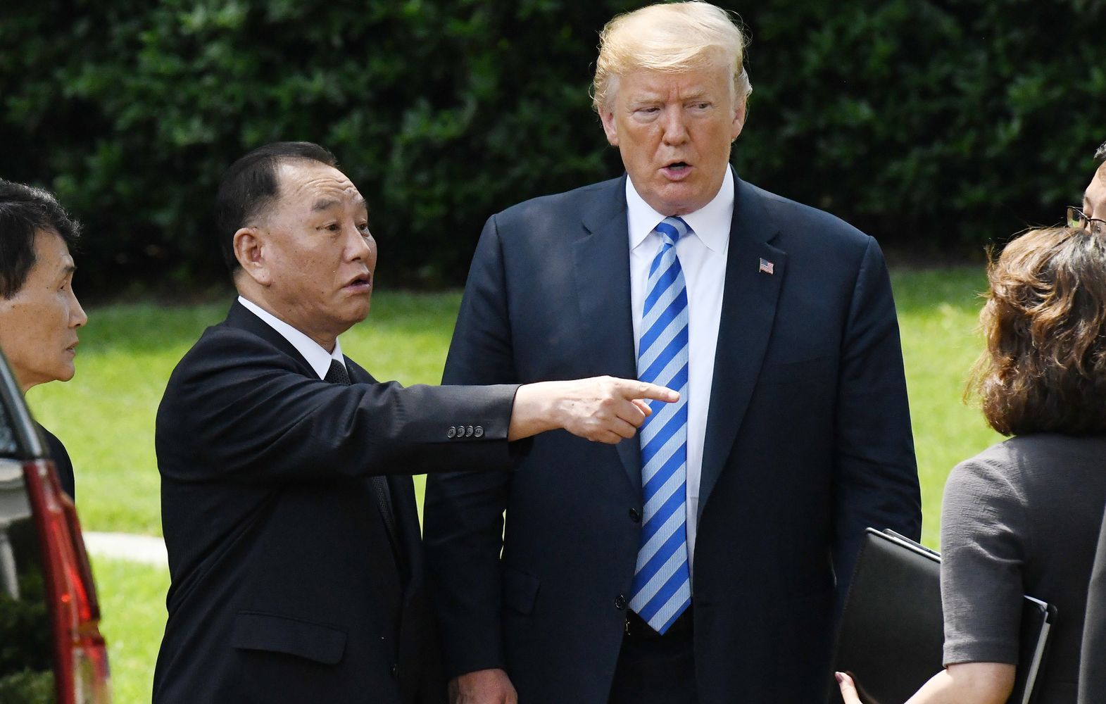 Kim Dzong-Chol podczas wręczenia listu Donaldowi Trumpowi