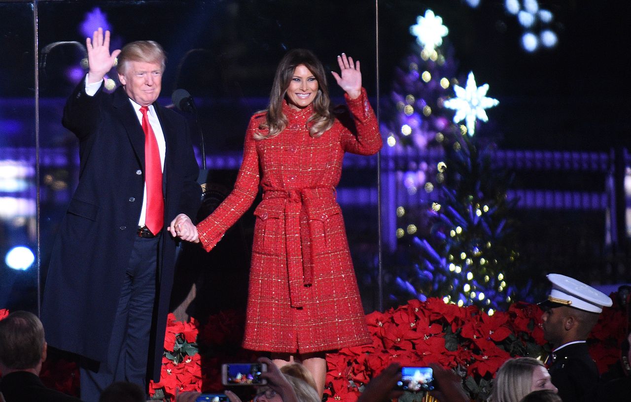 Trump zapala choinkę przed Białym domem. Setki pustych miejsc na ceremonii