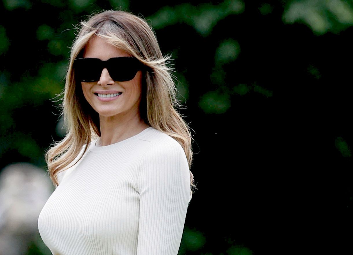 "Jej dobór ubrań jest jej pancerzem". Media komentują stylizacje Melanii Trump