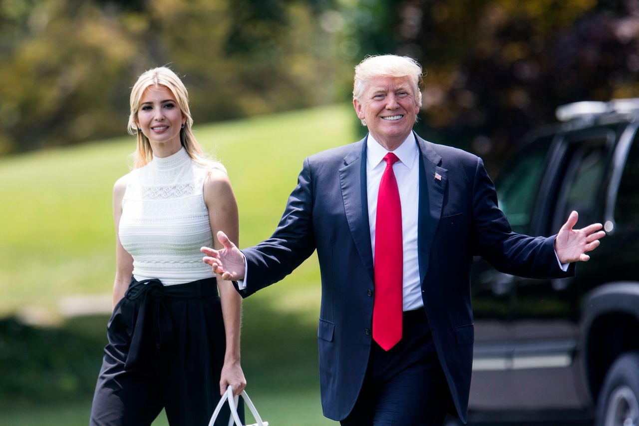 Ivanka nawet nie drgnęła, gdy jej ojciec "zabłysnął". Spotkanie Trump-Cook