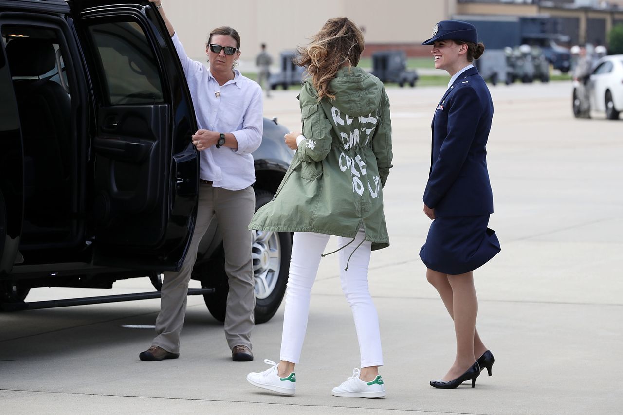 Melania Trump w kurtce z oburzającym napisem. Ludzie wściekli