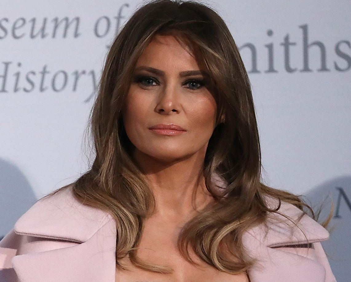 Melania Trump pokazała więcej, niż chciała. Materiał białej sukienki był zbyt cienki