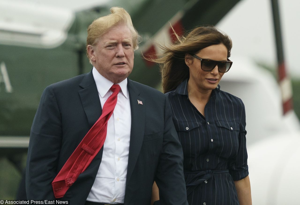 Melania Trump w kreacji w paski. Sukienka jest z przeceny