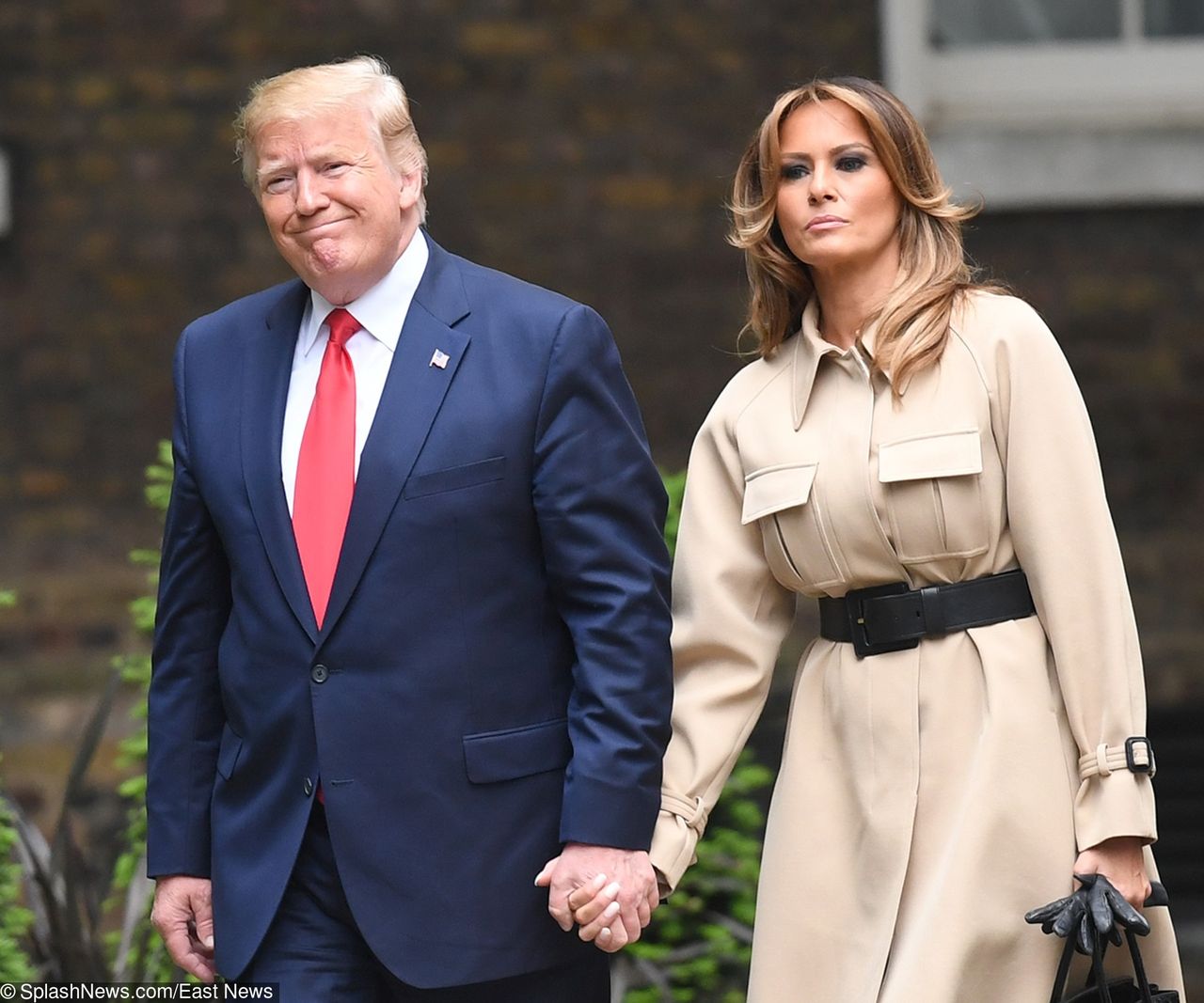 Melania Trump w sukienko-płaszczu. Pierwsza Dama wystroiła się w nietypową stylizację