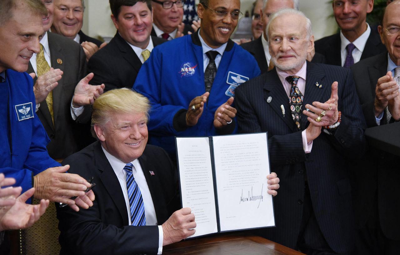 Trump chce podbijać kosmos. Wyraz twarzy legendarnego astronauty najlepiej je komentuje