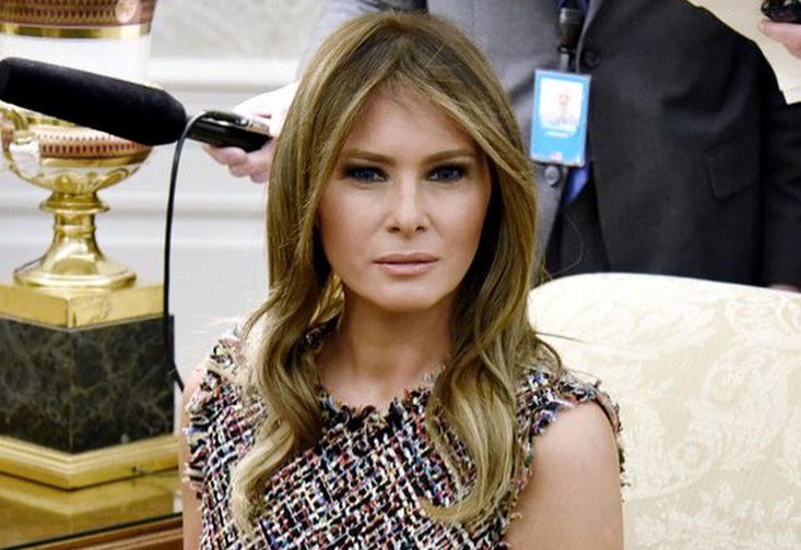 Melania Trump wybiera tweed i odsłania ramiona. Tak wita gości w Białym Domu