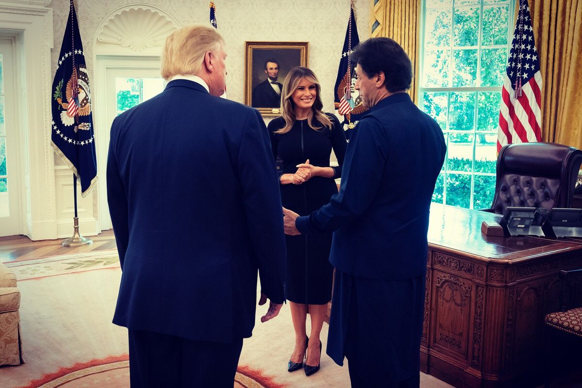 Melania Trump z premierem Pakistanu. Fani wychwycili błysk w jej oku
