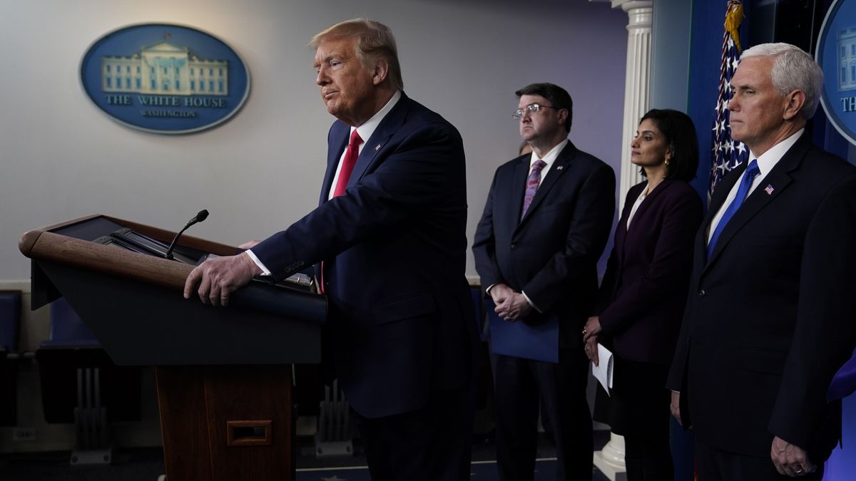 Donald Trump podpisał w środę pakiet pomocowy.