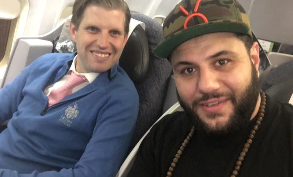 Muzułmański komik i syn Trumpa w jednym samolocie