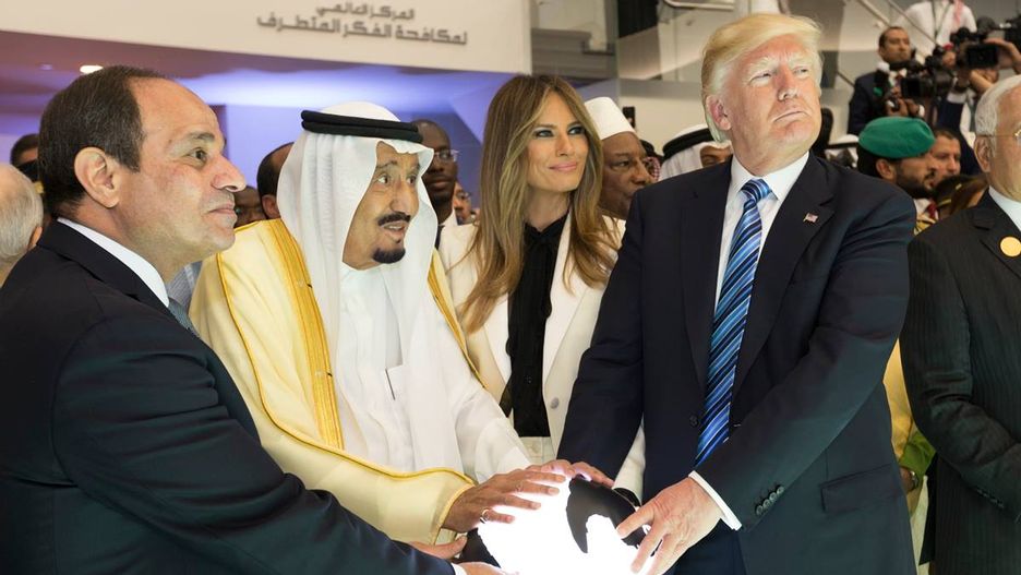Donald Trump, król Salman i prezydent Egiptu as-Sisi podczas wizyty w Rijadzie