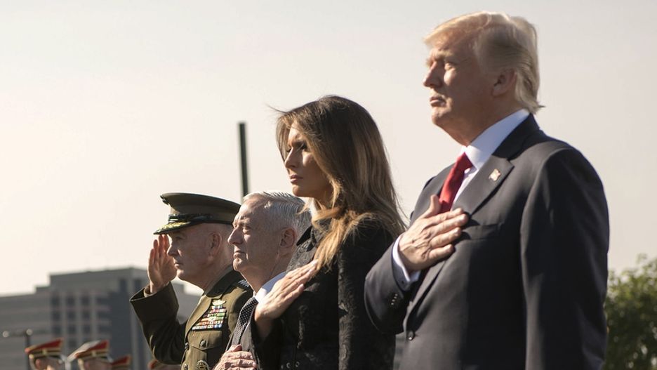 Od prawej: Donald Trump, Melanie Trump, Jim Mattis, Joe Dunford