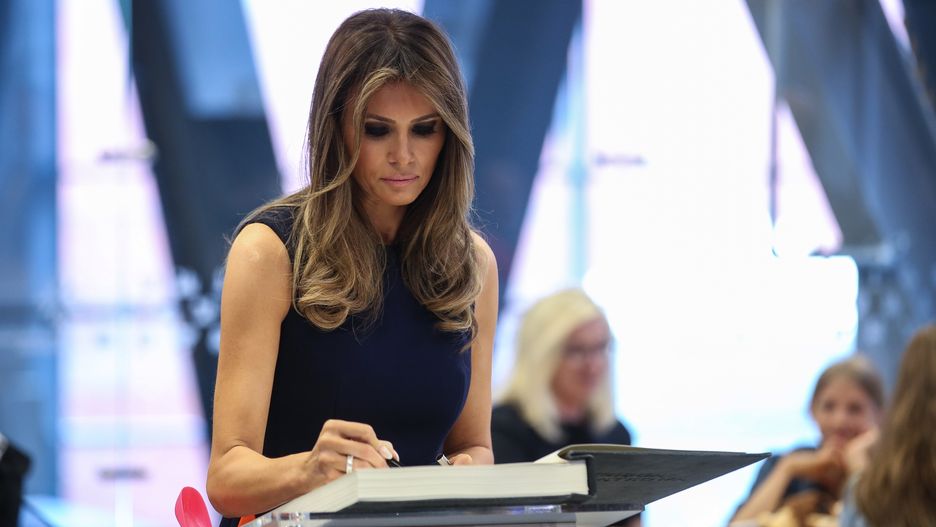 Melania Trump wpisuje się do księgi pamiątkowej w Centrum Nauki Kopernik w Warszawie