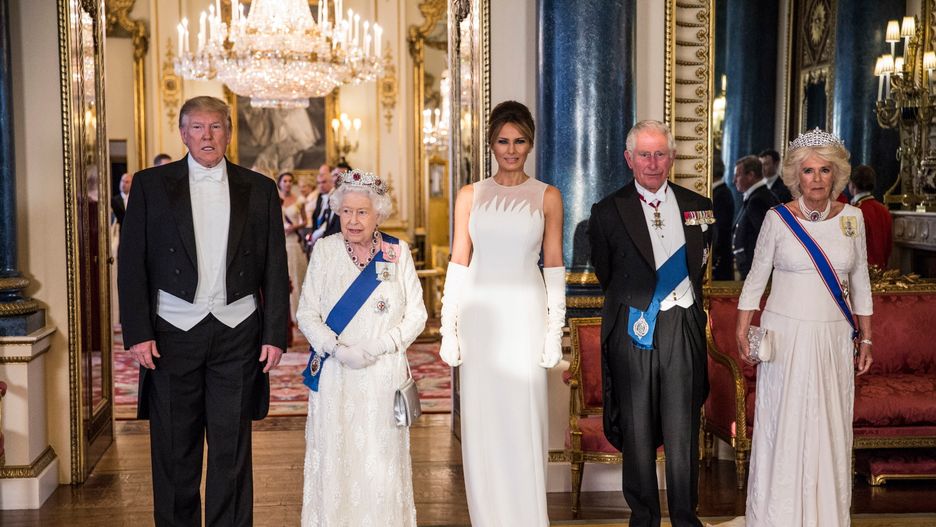Królowa Elżbieta II przyjęła Donlada Trumpa w pałacu Buckingham. Uwagę obserwatorów przykuły poważne miny na zdjęciu