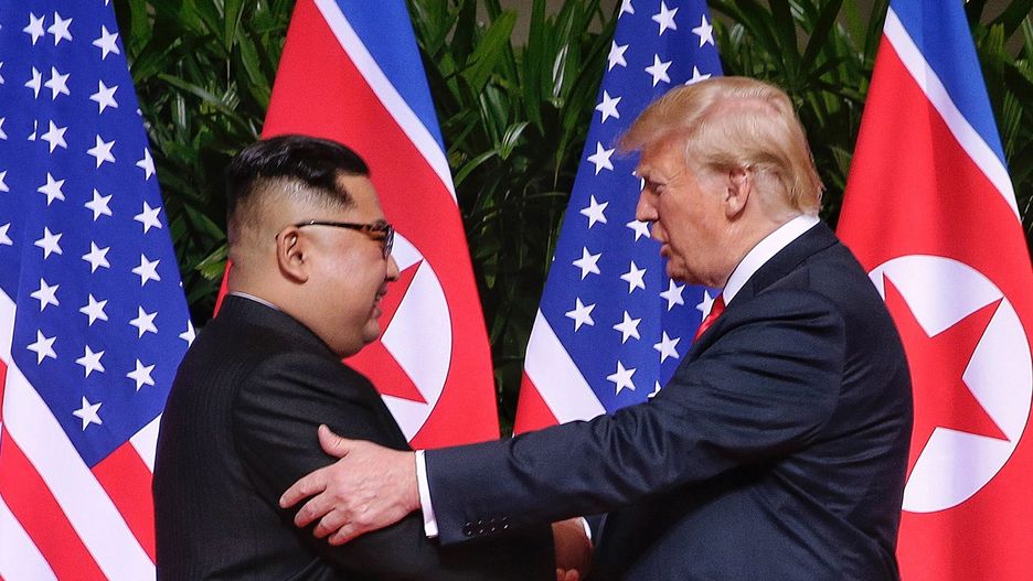 Kim Dzong Un i Donald Trump - historyczny uścisk dłoni