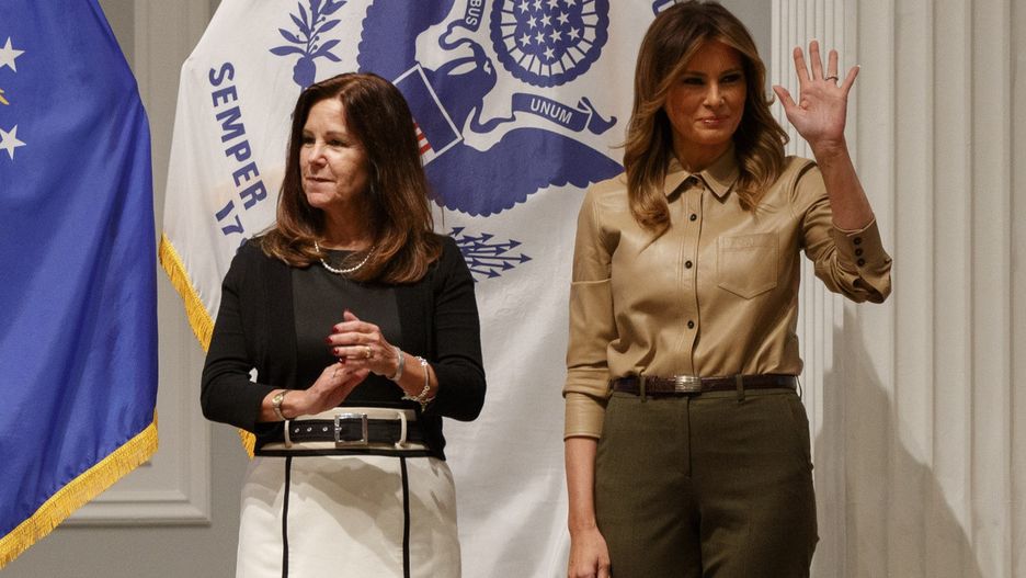 Melania Trump i Karen Pence pakowały paczki dla żołnierzy