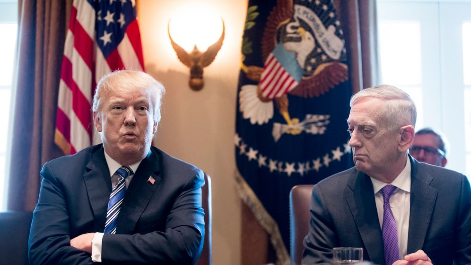 Donald Trump i ustępujący ze stanowiska ministra obrony USA James Mattis