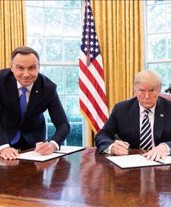 USA: Andrzej Duda podpisywał dokument na stojąco