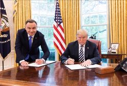 USA: Andrzej Duda podpisywał dokument na stojąco