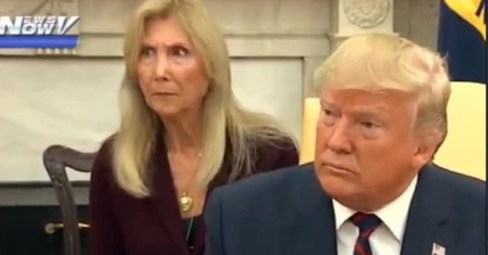 Donald Trump wprawił w osłupienie. Ale to mina tłumaczki wygrała