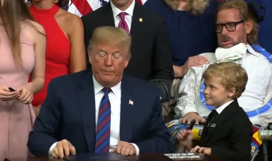 Mały chłopiec nie dał się zignorować Trumpowi. Jego reakcja wzrusza do łez