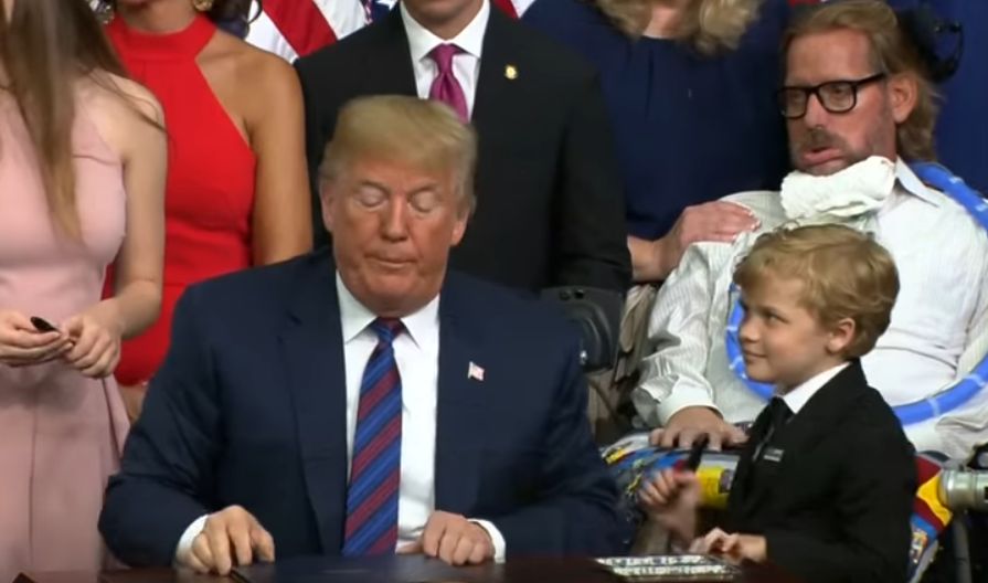 Mały chłopiec nie dał się zignorować Trumpowi. Jego reakcja wzrusza do łez