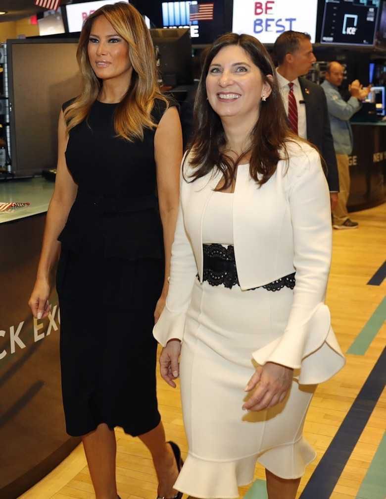 Melania Trump w czarnej sukience Prada na nowojorskiej giełdzie