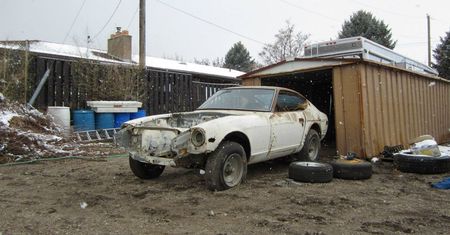 Zardzewiałą skorupę zamienili w perełkę - remont Datsuna 240Z z 1973 roku