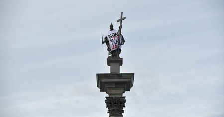Ubrali kolumnę Zygmunta w koszulkę "Konstytucja"