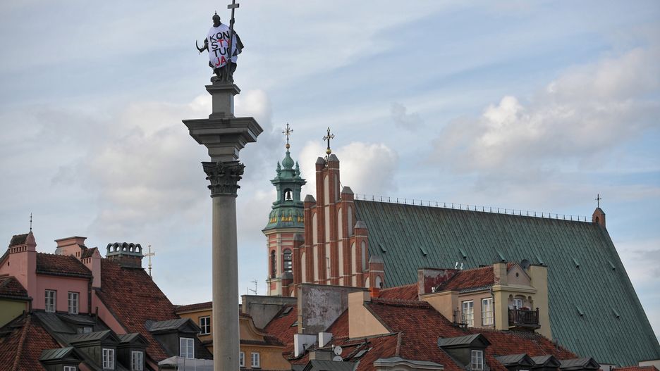 Koszulka z napisem "Konstytucja" na kolumnie Zygmunta