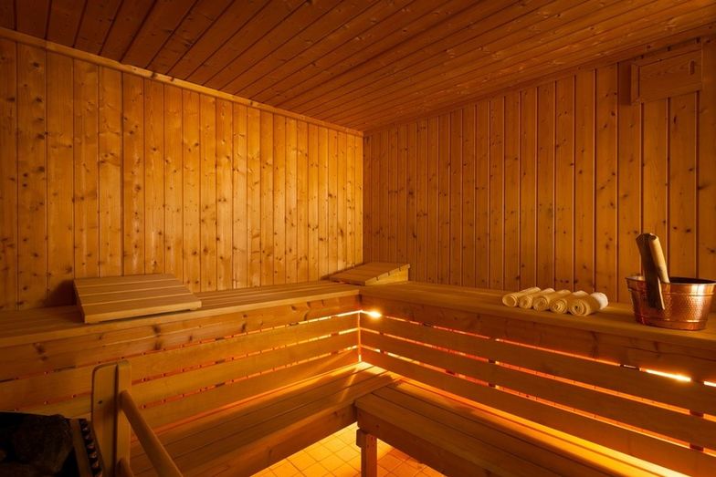 Nagi policjant aresztował nagiego podejrzanego w saunie w Sztokholmie