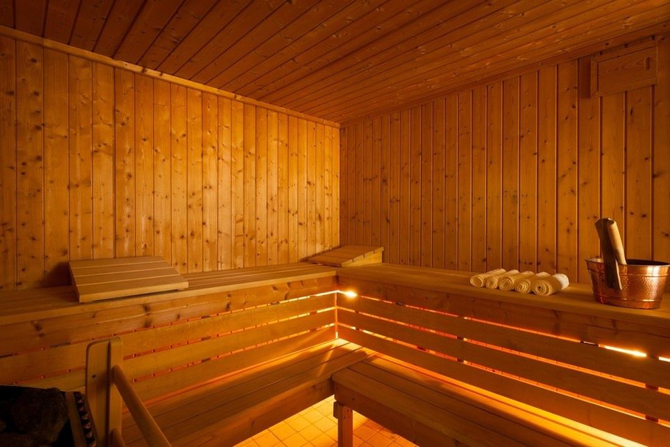 Nagi policjant aresztował nagiego podejrzanego w saunie w Sztokholmie