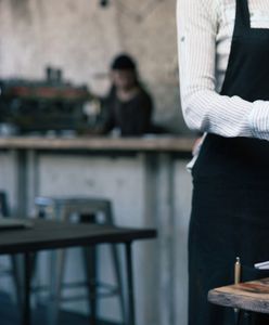 Mężczyzna płaci za rachunek w restauracji? Są sytuacje, kiedy powinien