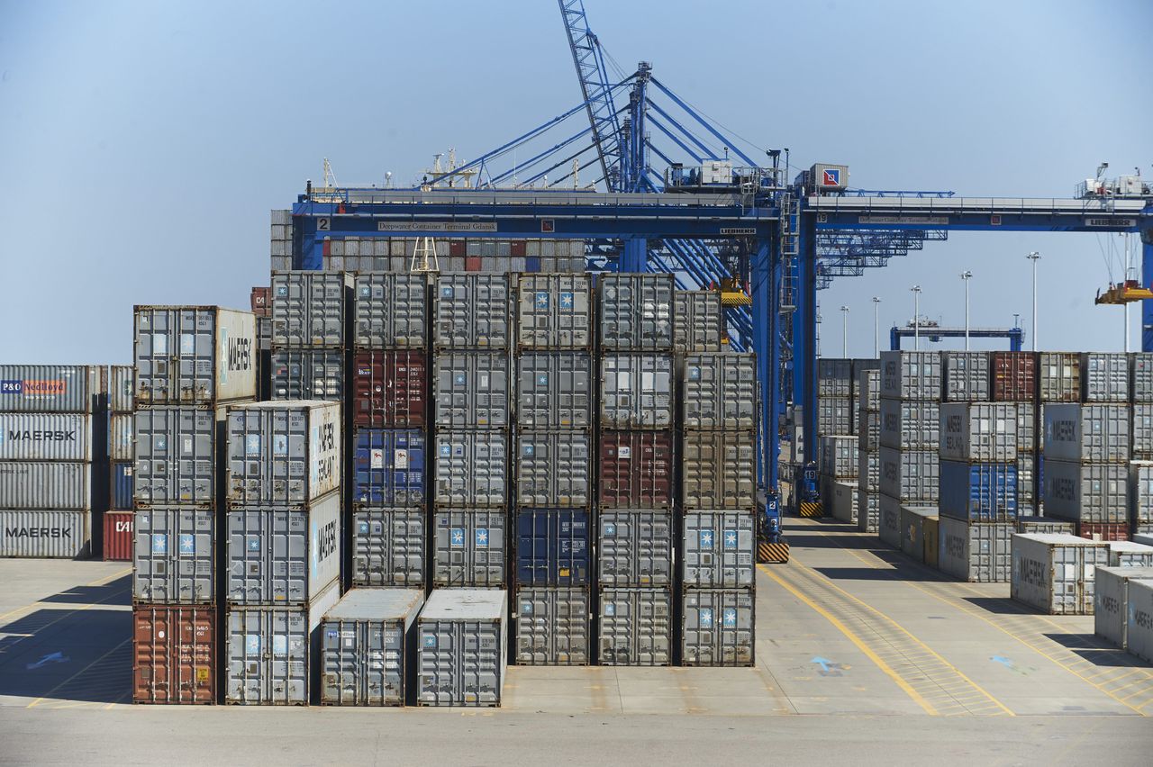 Koronawirus w transporcie. Wielkie statki przeładunkowe rzadziej zawijają do portów