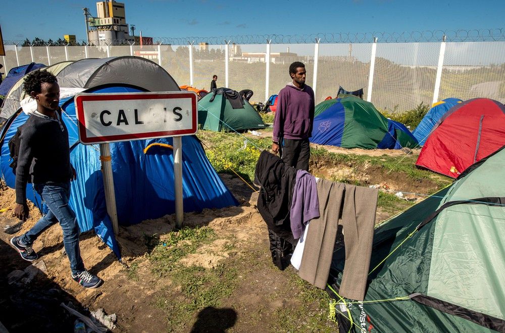 Kierowca polskiego samochodu zginął w Calais. Imigranci ustawili na drodze zaporę