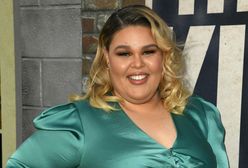 "Glow". Całkowicie odmieniona Britney Young na gali