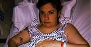 Lena Dunham pokazała zdjęcie po poważnej operacji. "Majtki z siatki i blizny są super"